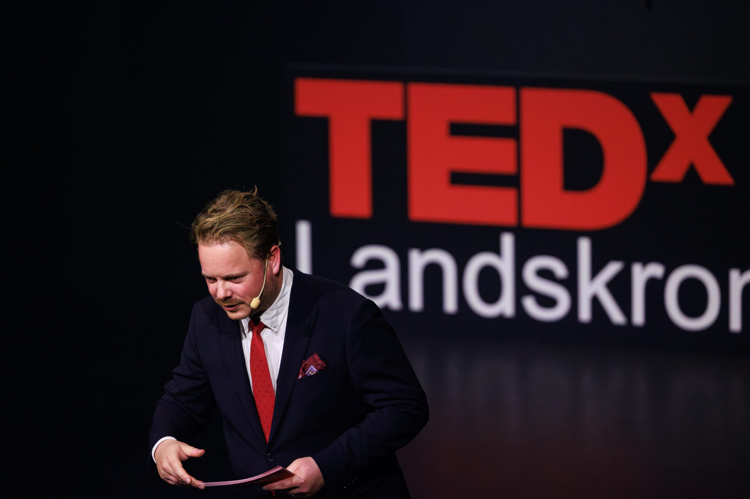 Talare i röd slips på TEDxLandskrona-scenen
