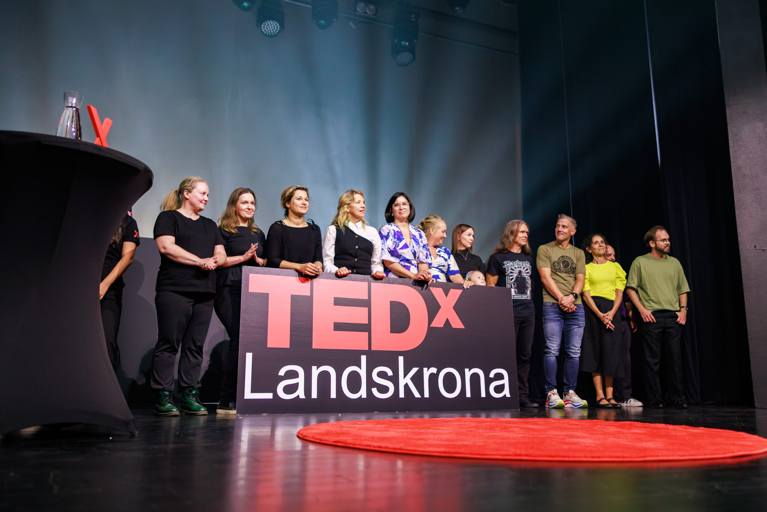 Alla talare och arrangörer samlade på scenen efter TEDx Landskrona