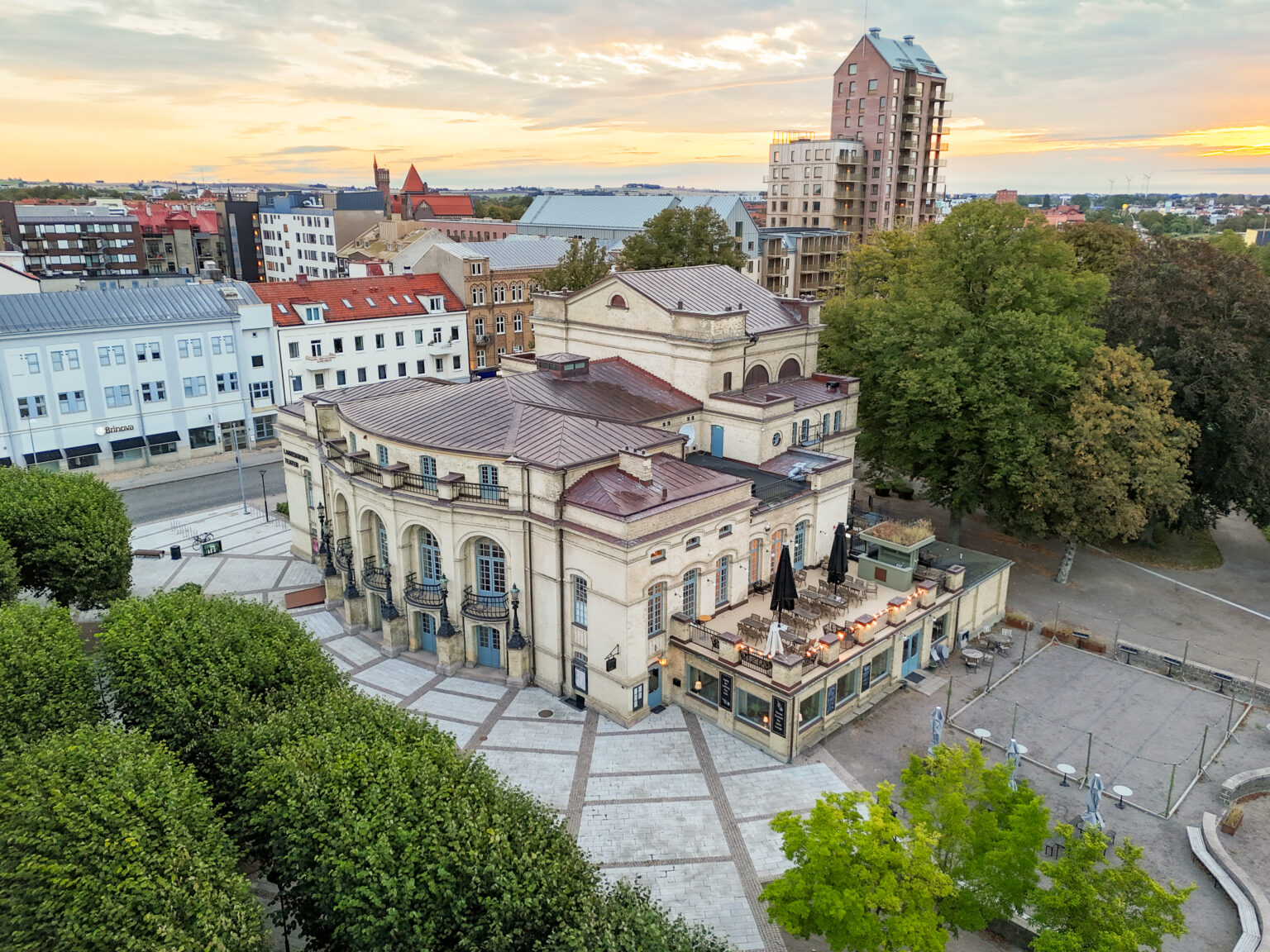Landskrona teater och centrum från ovan i kvällsljus