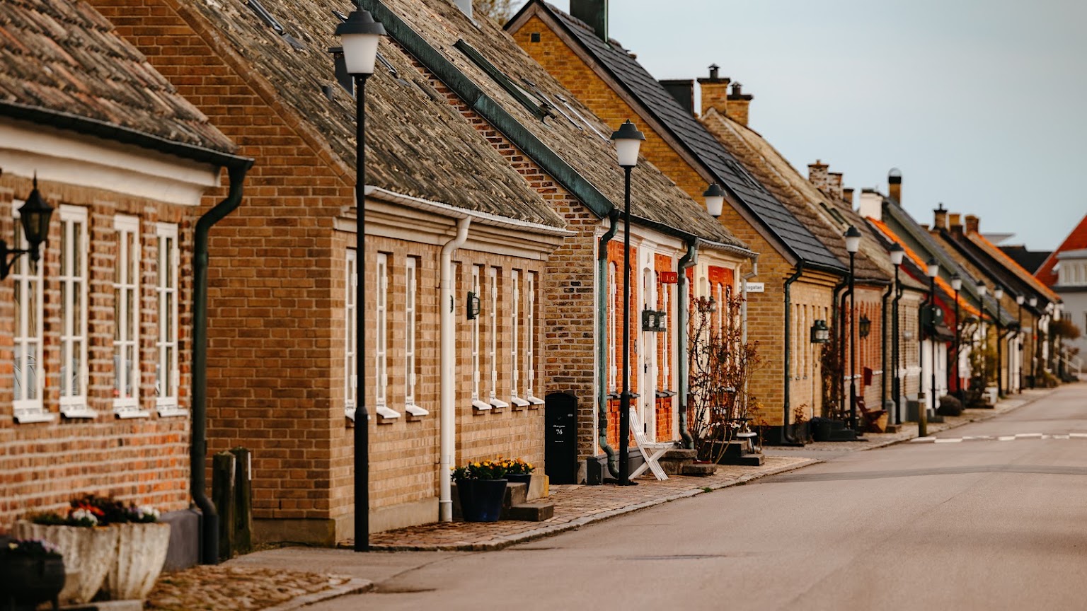 Långa raden av tegelhus i Borstahusen