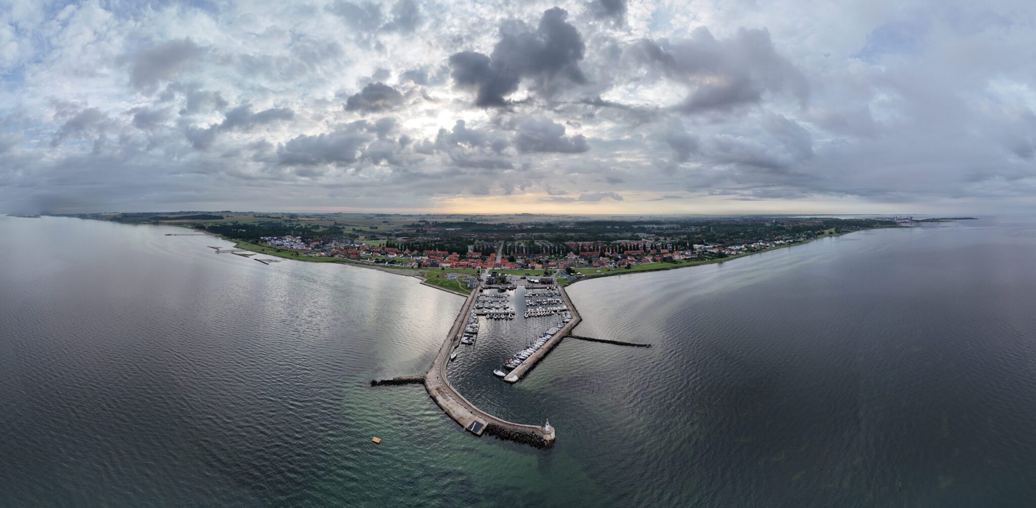 Panorama över Borstahusen och hamnen under molnig himmel