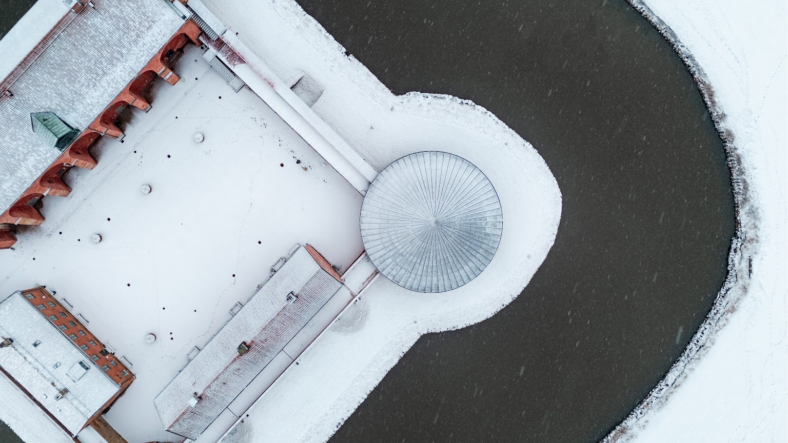 Citadellets runda bastion och vallgraven i snö från ovan