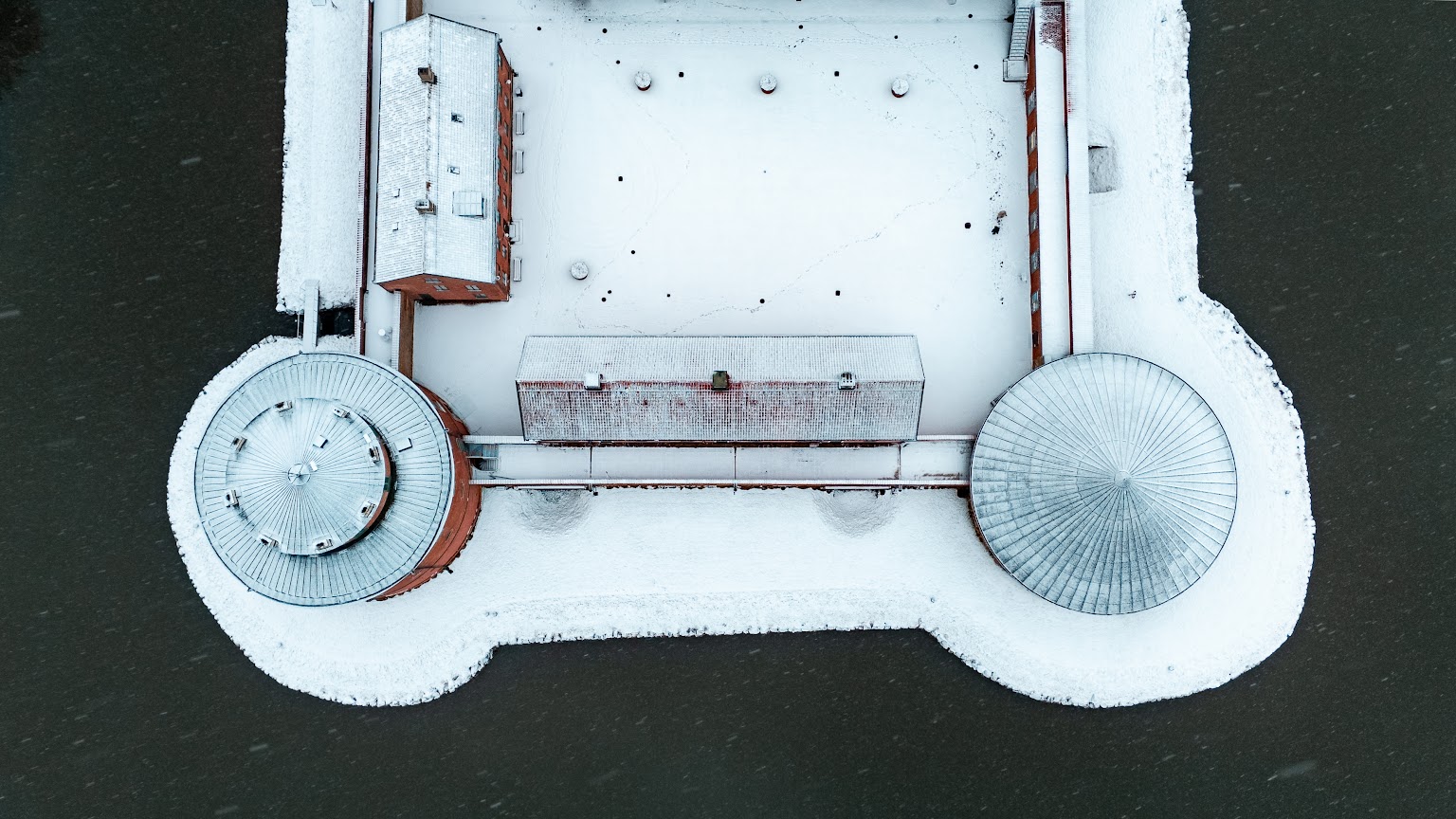 Citadellets innergård och runda bastioner i snö, rakt ovanifrån