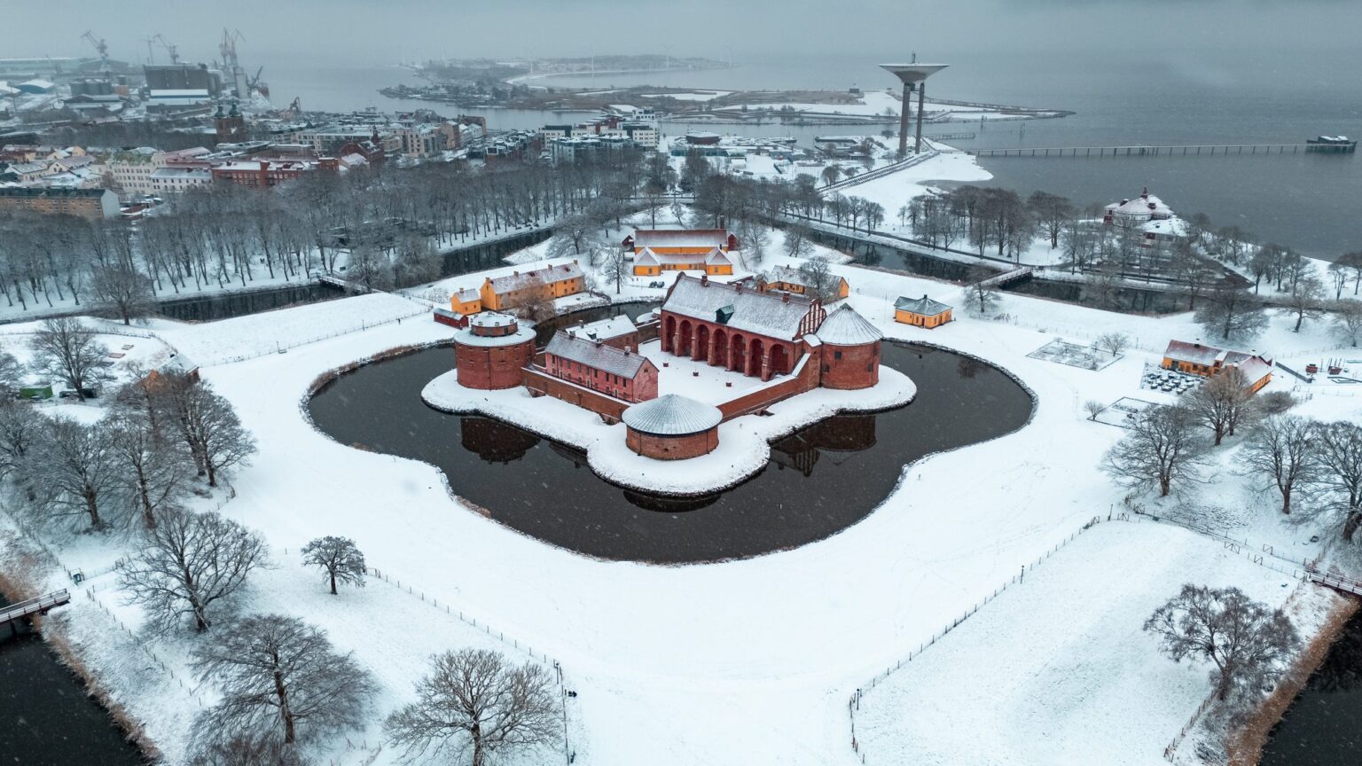 Citadellet och vallgraven i snö från ovan