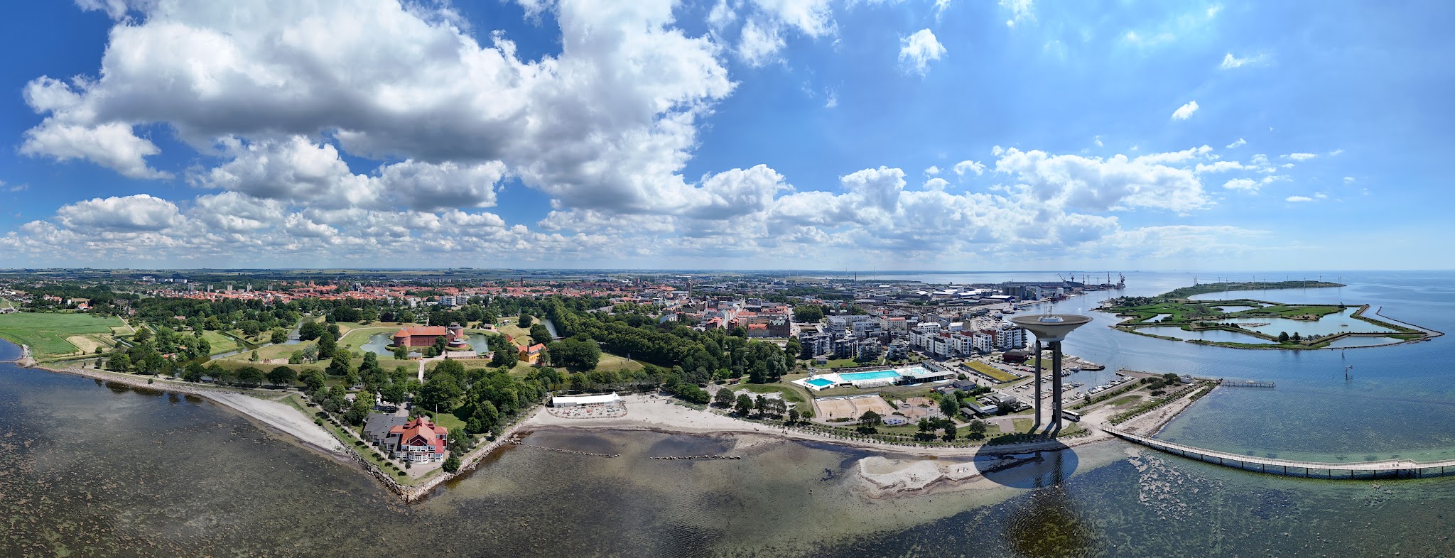 Panorama över Citadellet, stan och sundet under blå himmel