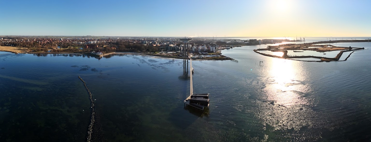 Piren och hamnen i motljus från ovan