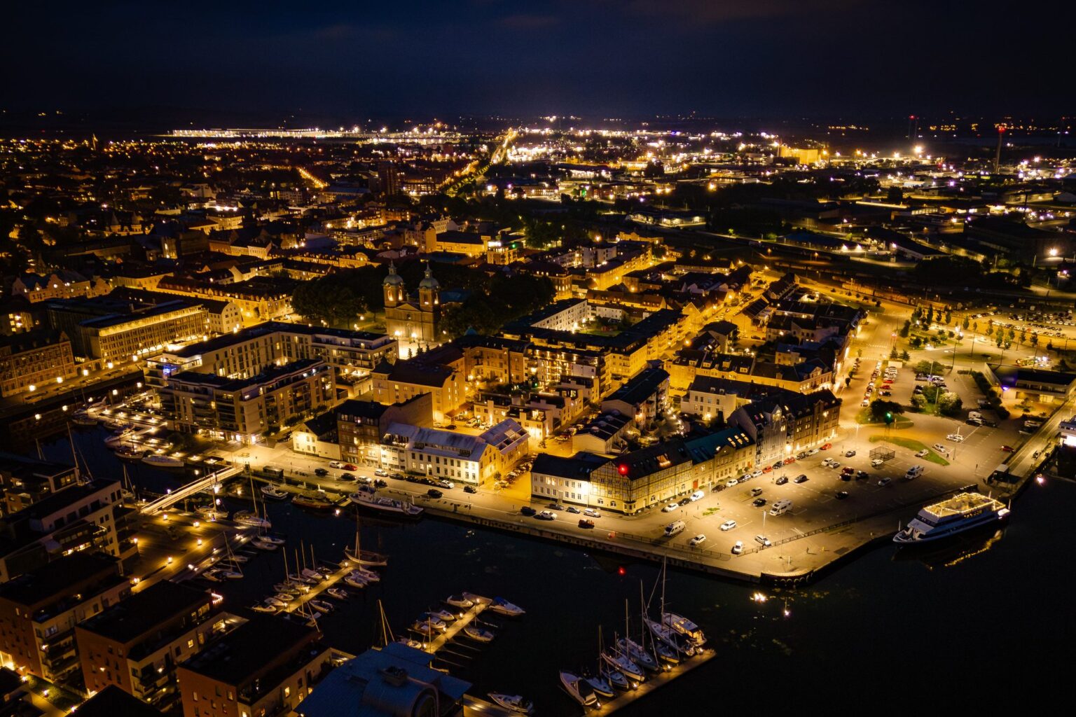 Landskrona centrum och hamnen upplyst i natt
