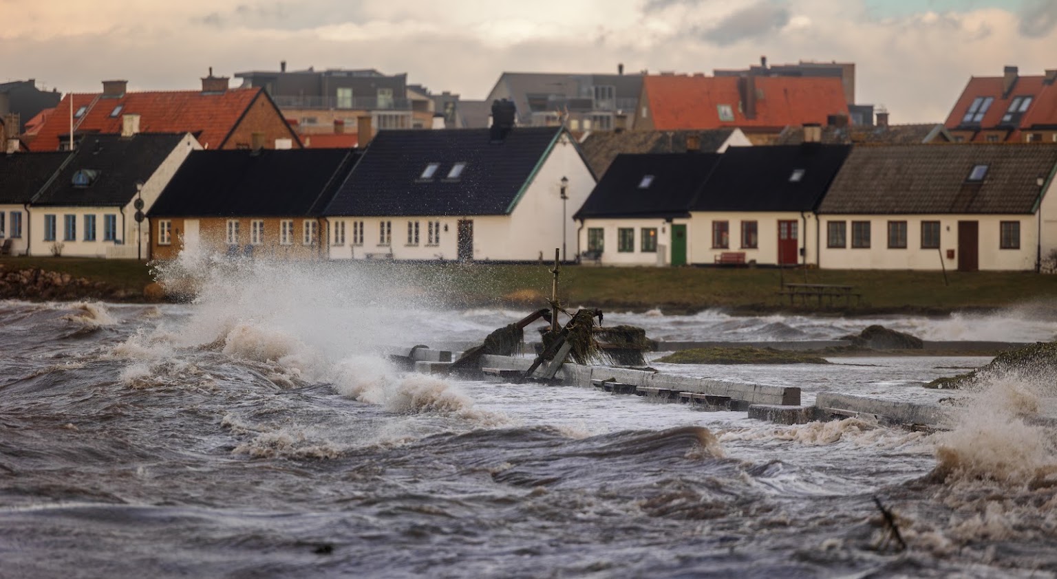 Vågor slår in mot husen i Borstahusen