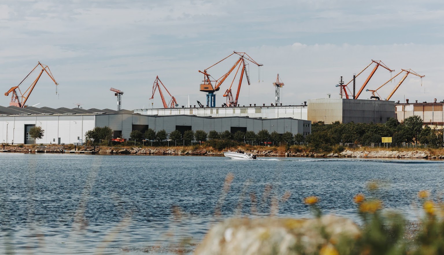 Varvets röda kranar över vattnet i Landskrona