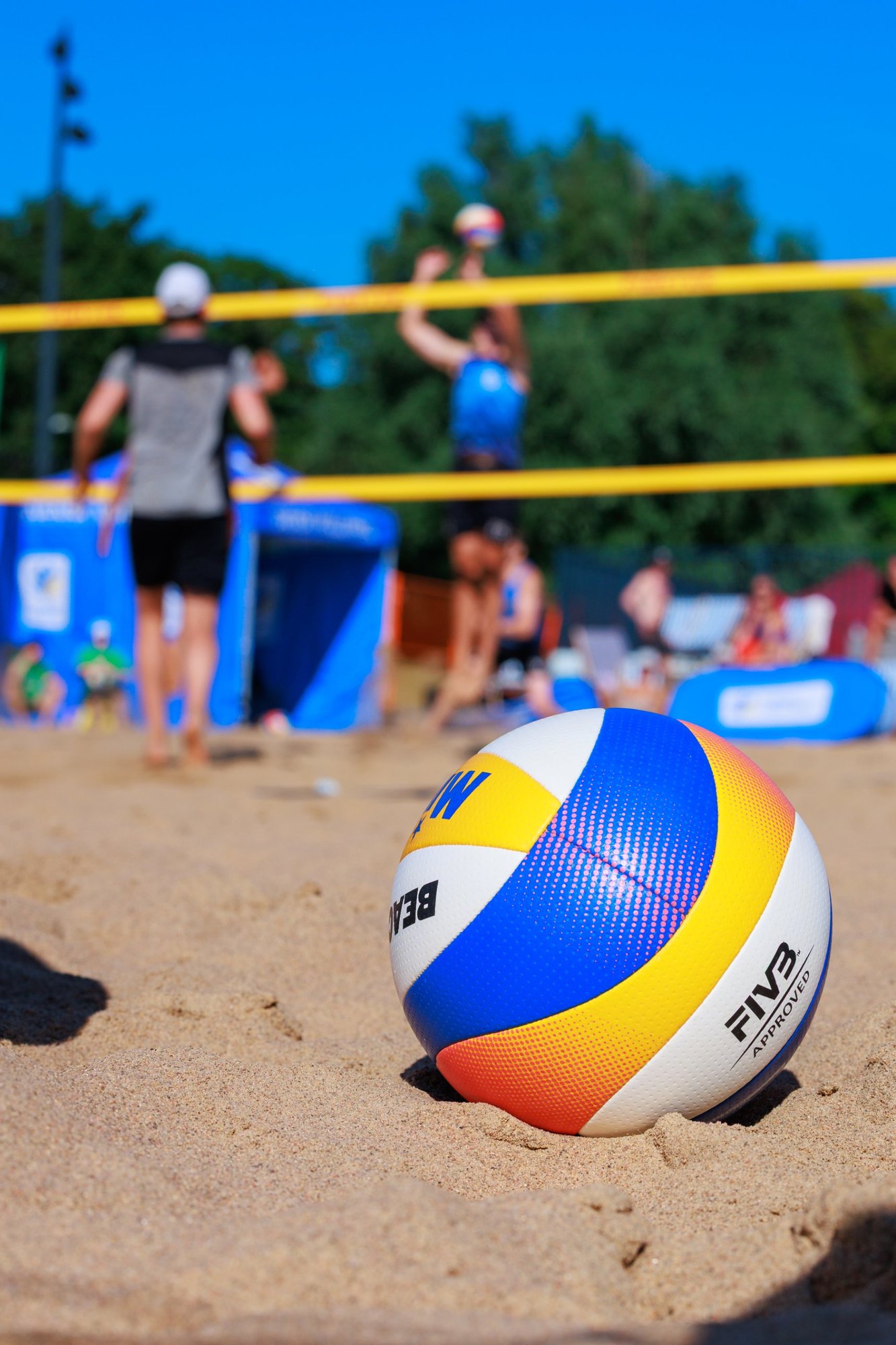 Beachvolleyboll i sanden med match i bakgrunden på Lagunen i Landskrona