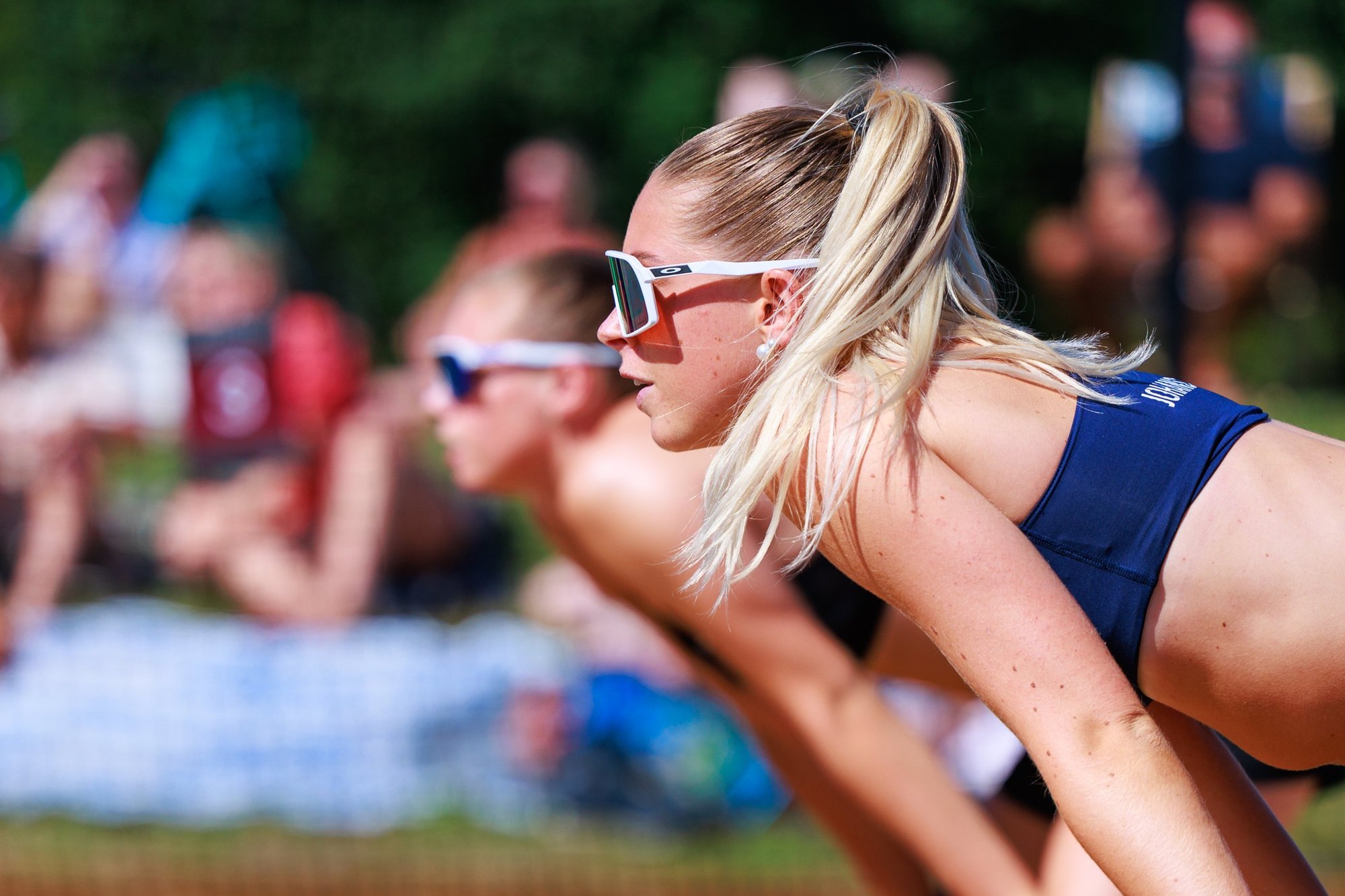 Två beachvolleyspelare i fokus inför serven på Swedish Beach Tour