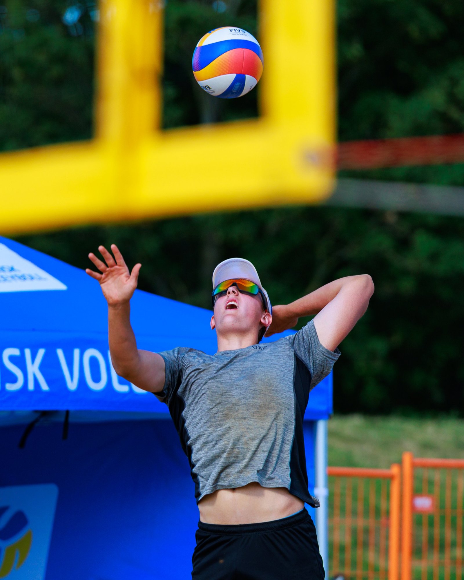 Beachvolleyspelare servar på Swedish Beach Tour i Landskrona